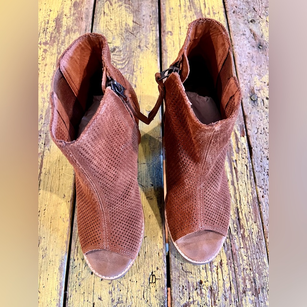 Tom’s size 9 open toe boots